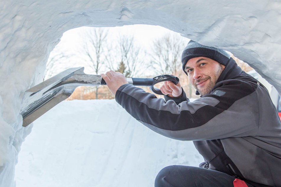 Mario Müller (34) ist einer der Modellbauer, der die Schneehöhle errichtete.