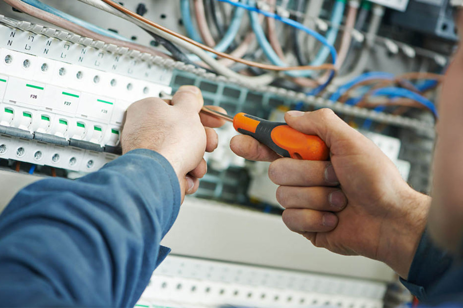 Einen tödlichen Stromschlag erlitt der 38 Jahre alte Elektriker. (Symbolbild)