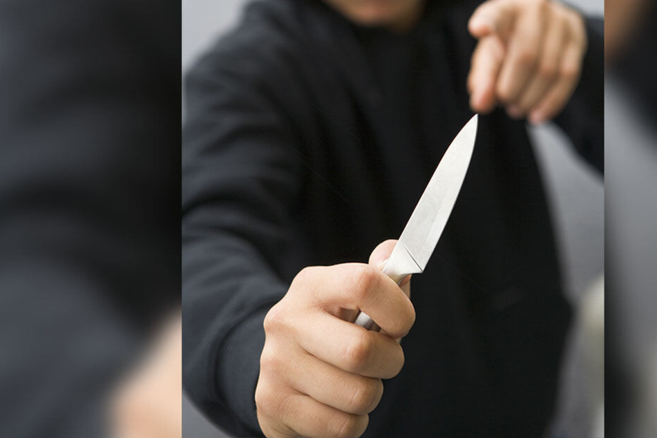 Der mutmaßliche Täter war mit einem Messer bewaffnet. (Symbolbild)