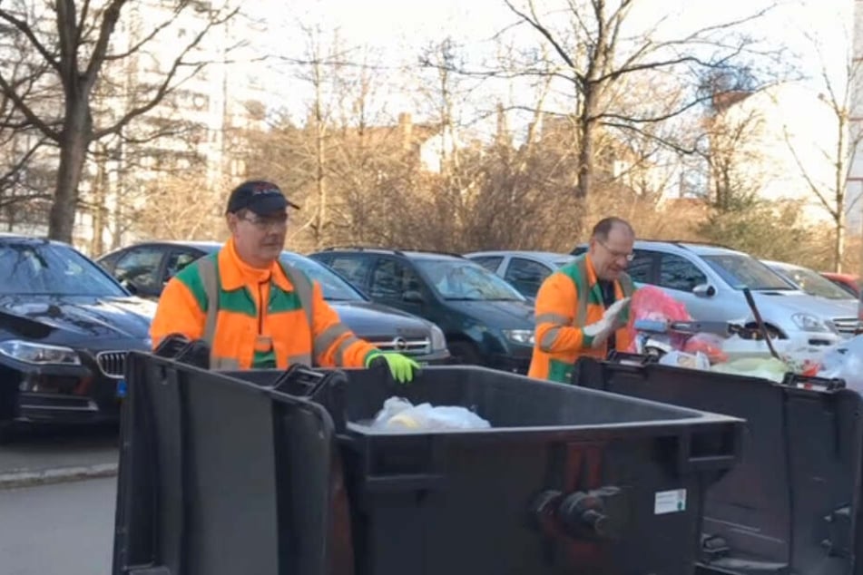 Thomas Dietze (li.) gibt seinen Kollegen Tipps, um den Körper zu entlasten.