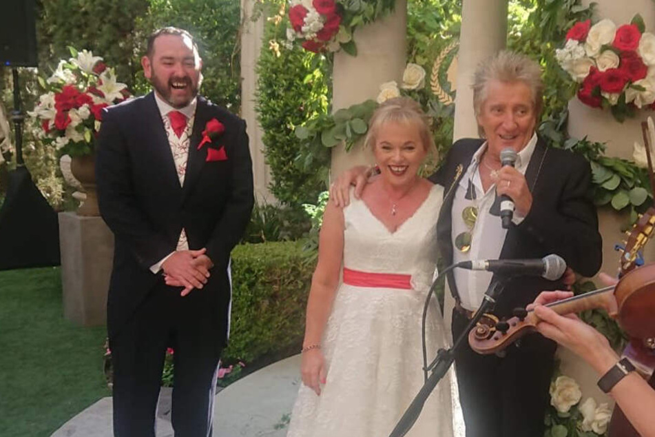 Rod Stewart singt höchstpersönlich für das Brautpaar.