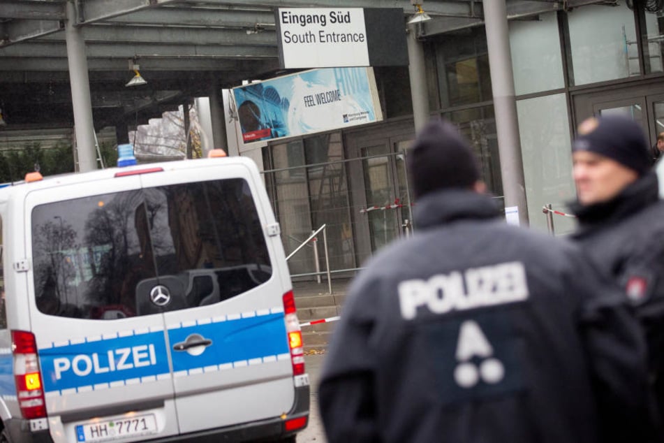 Zwei Polizisten sollen einen stark betrunkenen und hilfsbedürftigen Mann weit entfernt von seiner Wohnung zurückgelassen haben (Symbolbild).