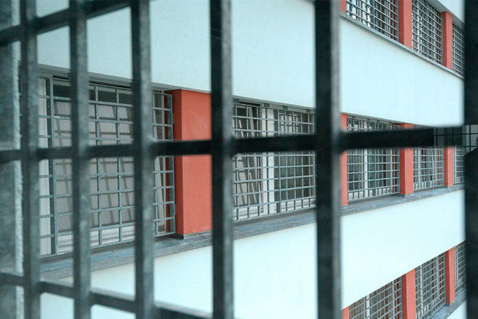Blick durch ein Fenster der Frauen-Haftanstalt Chemnitz. Im März wurde es für die Häftlinge dort besonders eng.