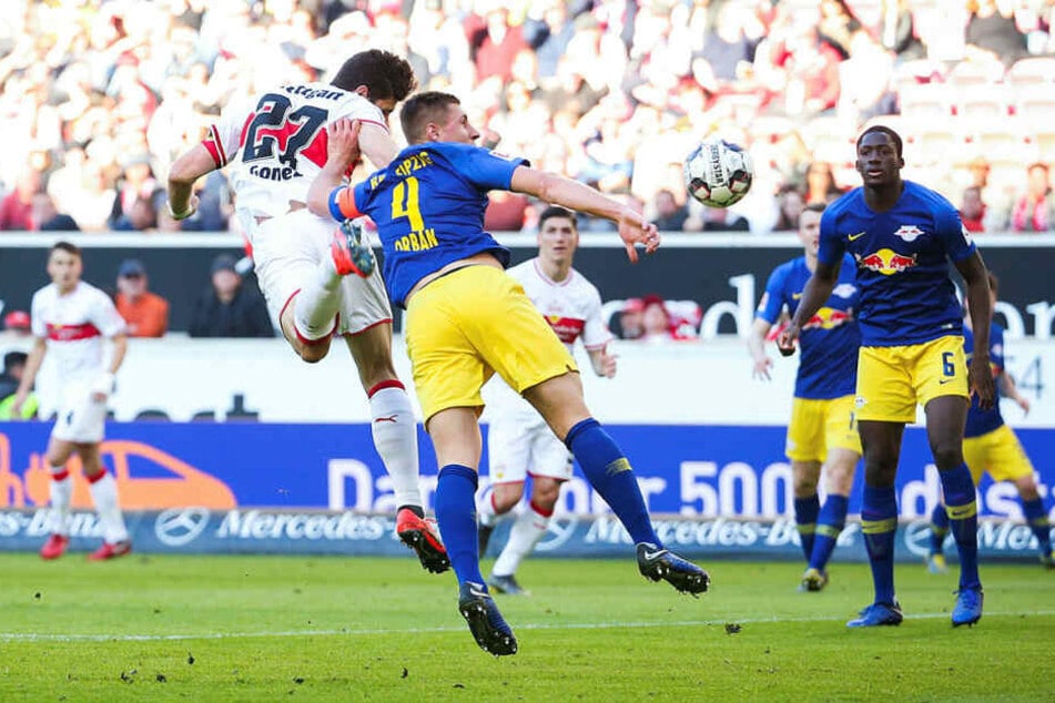 Strittige Szene: Nach einem Kopfball von Mario Gomez (l.) bekommt Leipzigs Kapitän Willi Orban den Ball an den Arm. Erst, nachdem sich Schiedsrichter Felix Zwayer die Situation in der Wiederholung ansah, entschied er auf Elfmeter, der zum Ausgleich führte