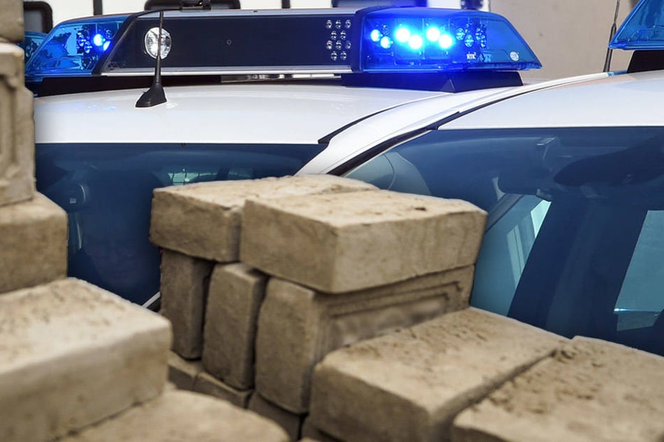 Helme gehören nicht zur Grundausstattung eines Polizeibeamten. (Bildmontage)