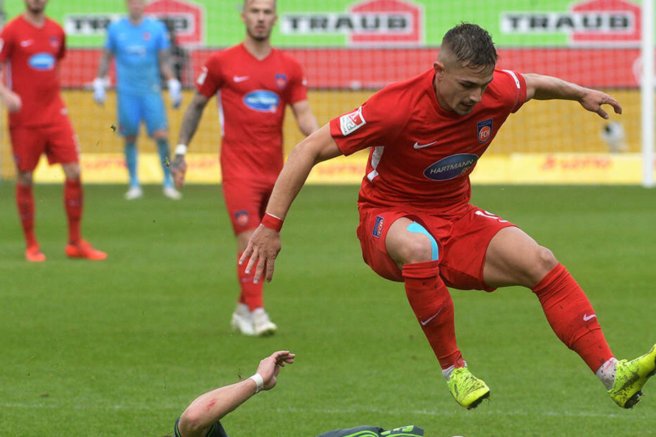 Der Ex-Heidenheimer Nikola Dovedan ist neu in Nürnberg. Hier überspringt er schon einmal einen Gegenspieler (mühelos).
