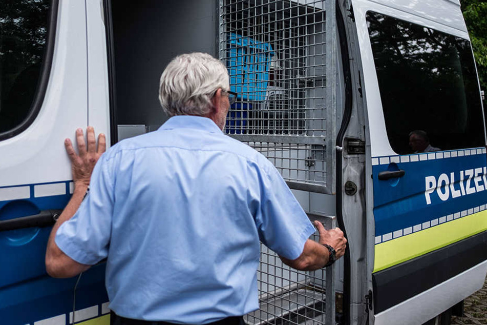 Erst als die Tochter des Verstorbenen die Wachhunde beruhigte, konnte die Polizei ermitteln.