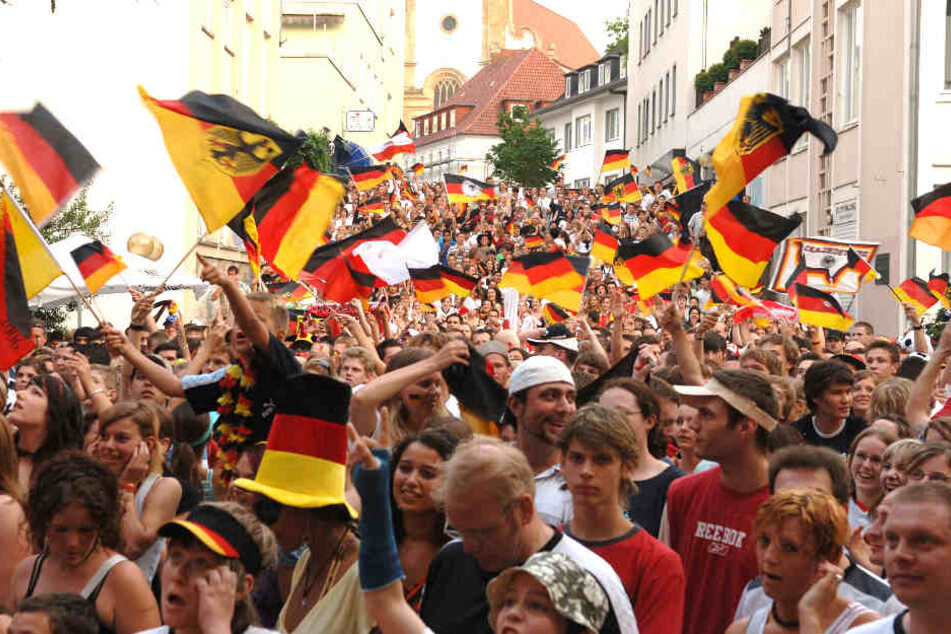 Der Franz-Stock-Platz war bereits fünfmal ein beliebter Treffpunkt zum Rudelgucken.