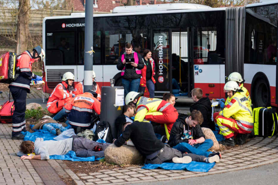 Rettungskräfte retten bei dem simulierten Unfall die Verletzten.