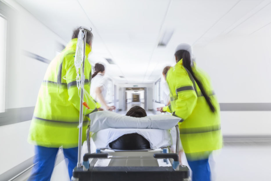 Zwei Männer mussten nach einem Stromschlag ins Krankenhaus gebracht werden (Symbolbild).