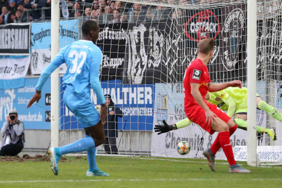 Mit diesem Direktschuss ins lange Eck überwand Tarsis Bonga (l.) HFC-Torhüter Kai Eisele. Es war sein viertes Tor für den CFC und eine Bewerbung für die Startelf am Sonnabend in Magdeburg.