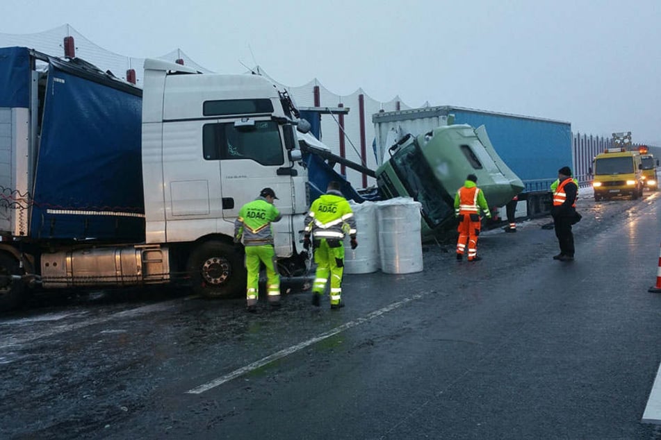 Bei dem Unfall mit zwei Sattelzügen entstand ein Sachschaden in Höhe von 100.000 Euro.