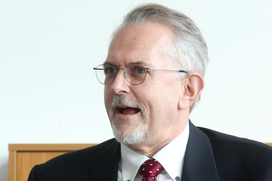 Gerd Schmidt (64), Präsident des Landessozialgerichts, kann trotz weniger
Aktenberge keine Entwarnung geben.