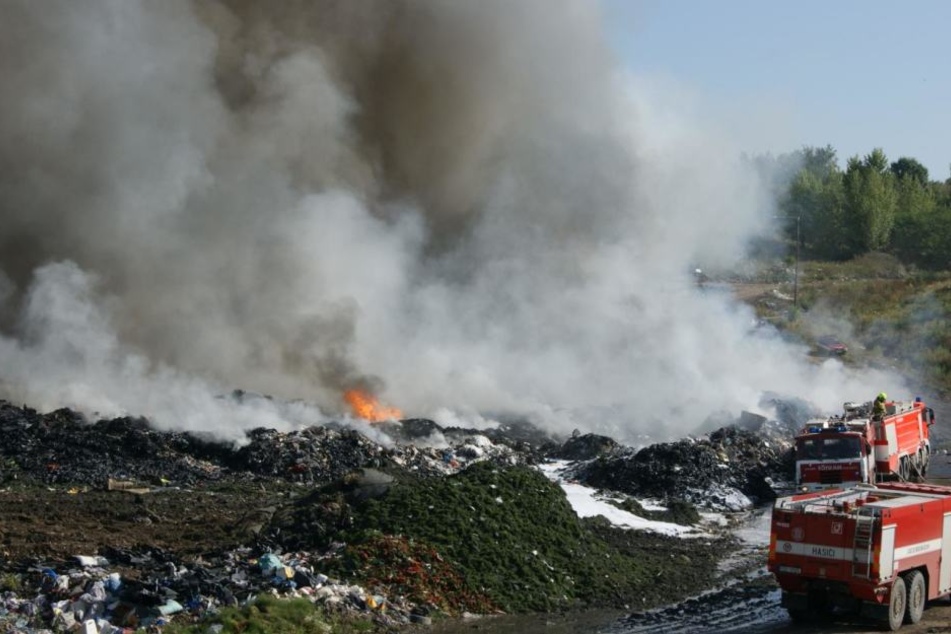 Einundzwanzig Feuerwehrfahrzeuge waren im Einsatz. Abfälle waren in Brand geraten.