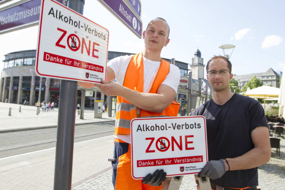 Alkoholverbot: Tino Forkel (l.) und Marco Wunderlich vom Bauhof hängten die Schilder auf.