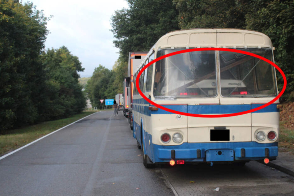 Oldtimer-Bus sorgt mit ungewöhnlicher Ladung für Verwirrung