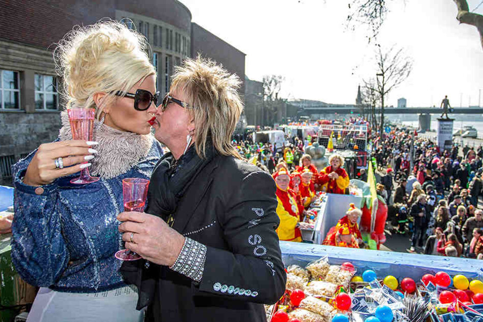 Die Wollersheims quietsch- und knutschvergnügt beim Karneval.