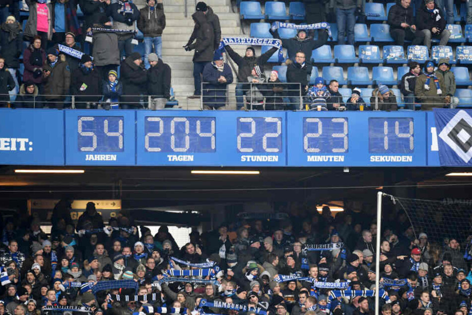 Zuerst zeigte die Uhr die Dauer der Erstliga-Zugehörigkeit des HSV an, nach dem Abstieg die Zeitspanne seit der Gründung.