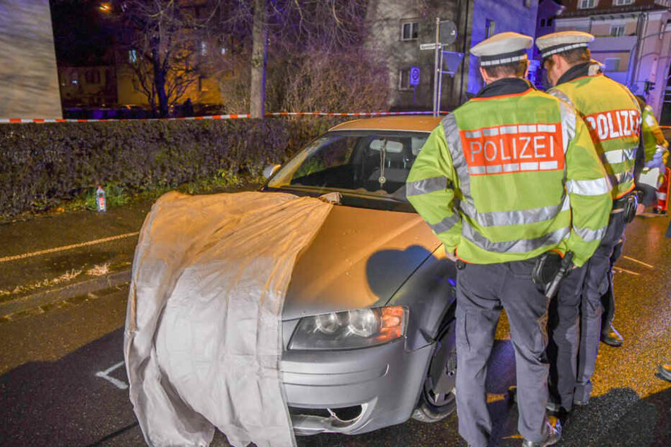 Polizisten an der Unfallstelle.