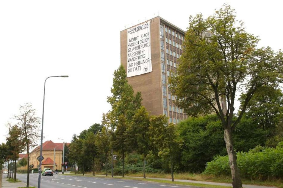 Das Hochhaus von der Breitscheidstraße aus gesehen. Das Plakat ist gut acht Meter groß.