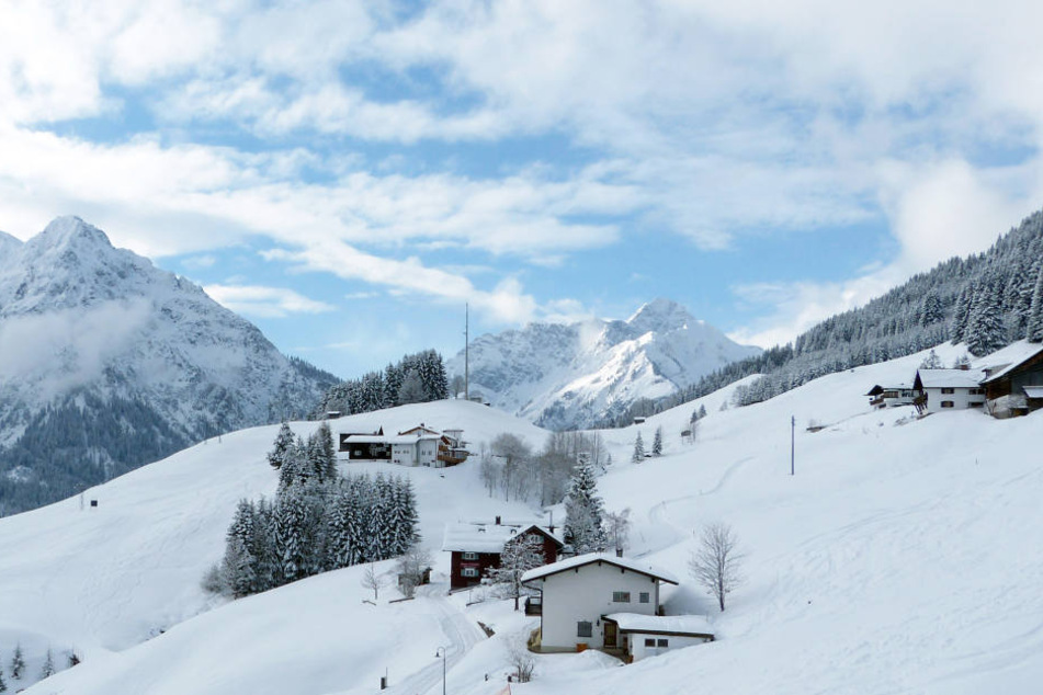 Eine 37-Jährige wurde in Österreich von einer Lawine erfasst.