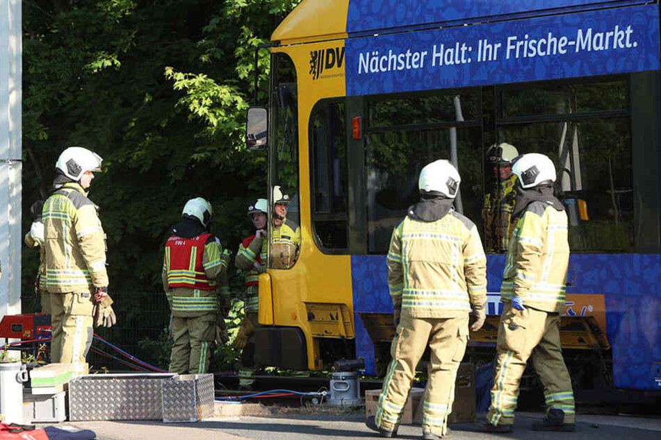 Die Feuerwehr musste die Straßenbahn anheben, um den Leichnam der toten Person zu befreien.