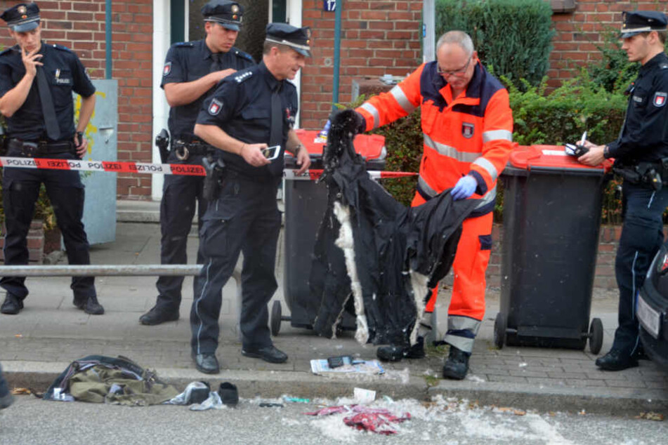 Polizisten sichern in der Nähe des Einkaufszentrums Quarree im Hamburger Stadtteil Wandsbek Beweise.