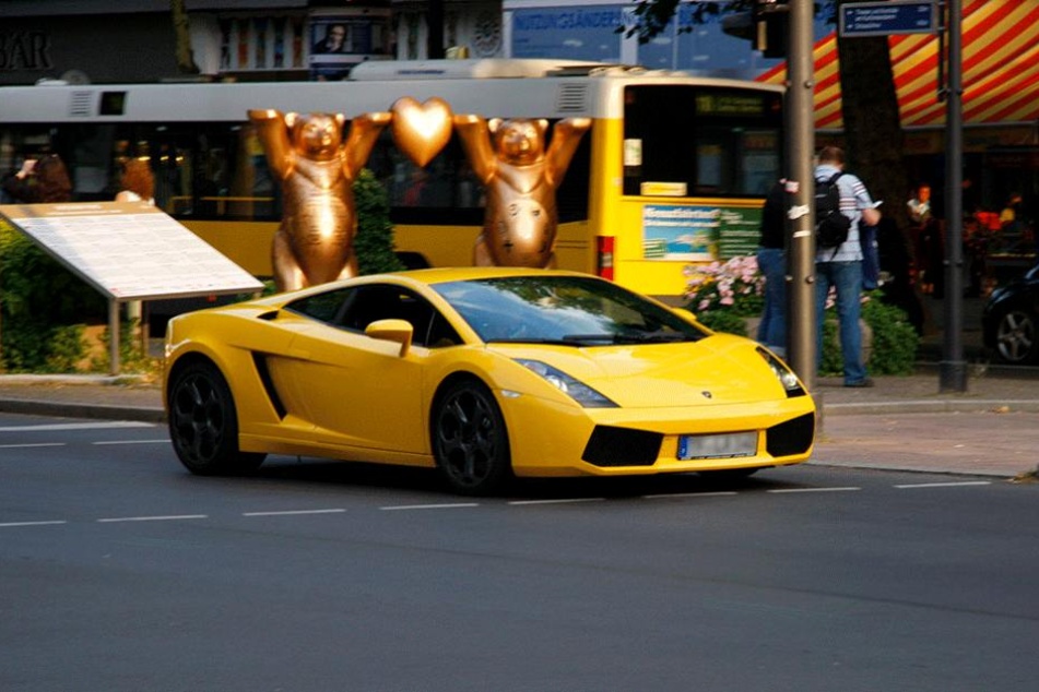 Ein Ferrari auf dem Ku'damm. Charlottenburg liegt im Einkommensranking aber "nur" auf Rang drei.