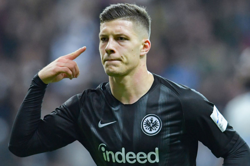 Aktuell ist der 20-Jährige Serbe der führende in der Torschützen-Liste der Bundesliga.