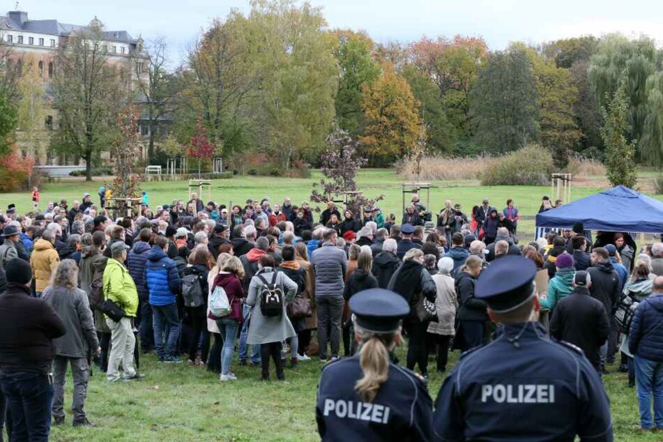 An der Gedenkveranstaltung am Zwickauer Schwanenteich nahmen rund 450 Personen teil.