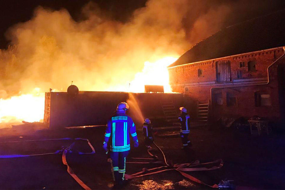 Die Feuerwehr hatte alle Hände voll zu tun, um das außer Kontrolle geratene Osterfeuer zu löschen.