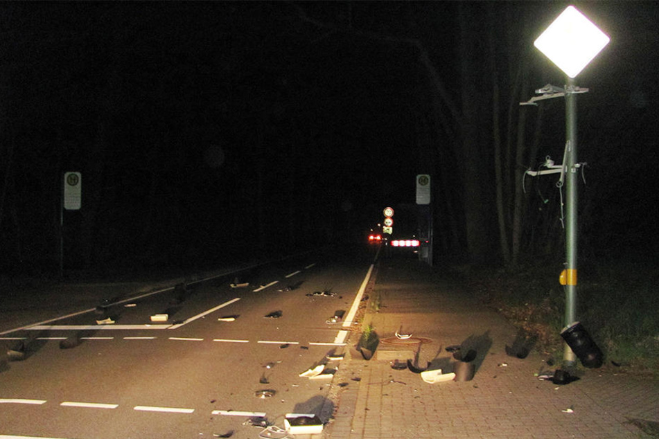 Eine zerstörte Ampel war nur der Anfang: Kurz dahinter versperrte ein Ast die Weiterfahrt.