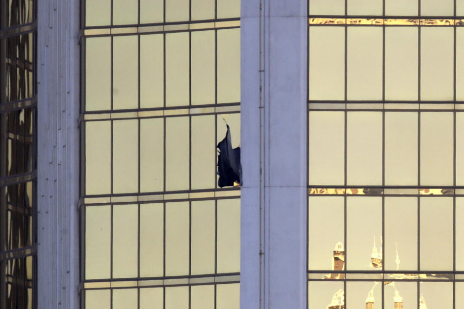 Aus diesem zerbrochenen Fenster des "Mandala Bay Resort and Casino" erschoss der 58 Menschen.