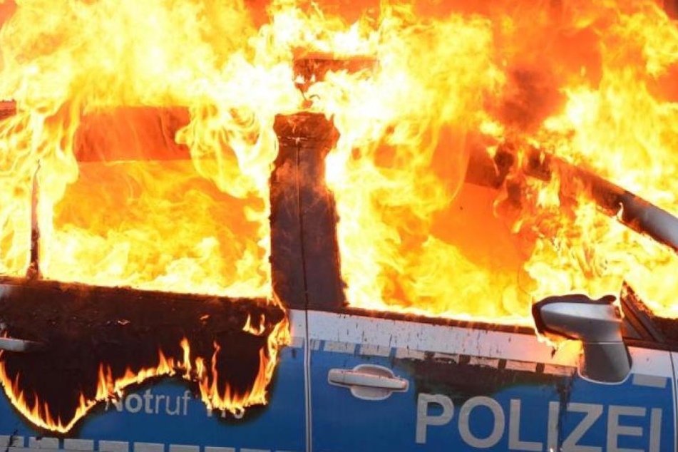 Sechs Polizeitransporter sind in der Nacht zum Montag in Hamburg ausgebrannt. (Symbolbild)