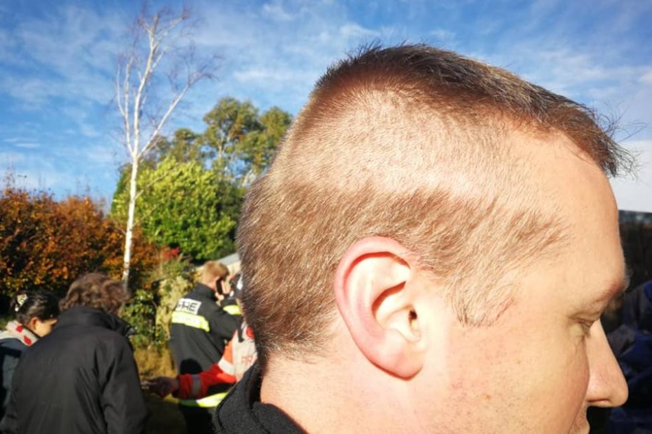 Mit einem halbfertigen Haarschnitt kam der Feuerwehrmann zum Einsatz.
