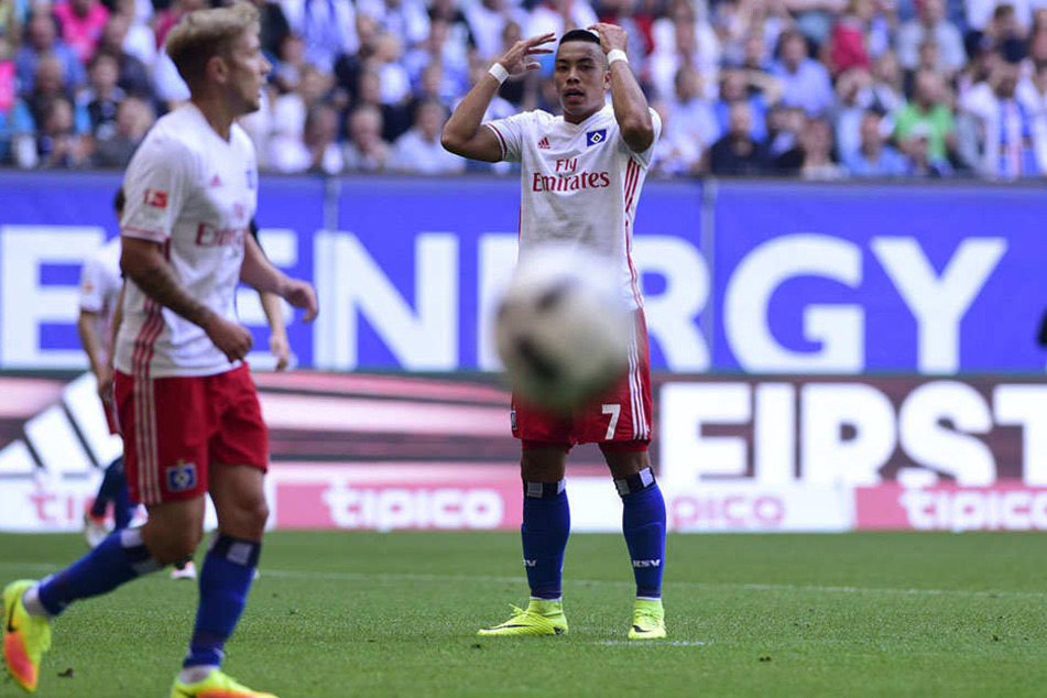 Die HSV-Spieler Lewis Holtby und Bobby Wood sind fassungslos ob der Leipziger Übermacht.