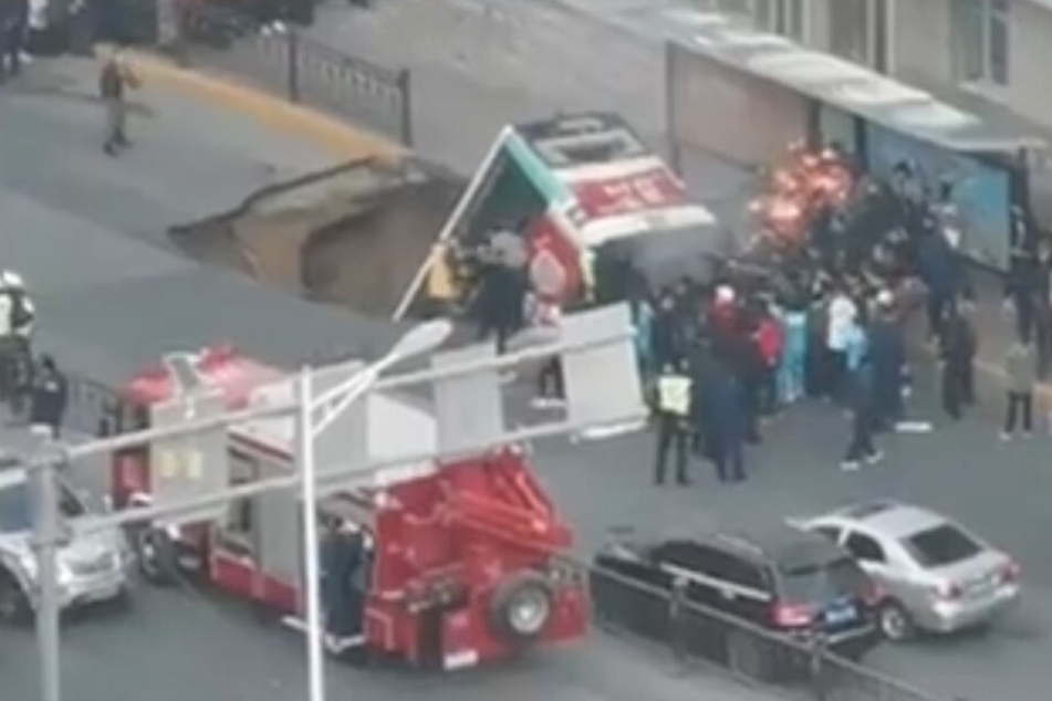 Der Bus ist in ein Erdloch gerutscht. Dabei gab es auch noch eine Explosion.