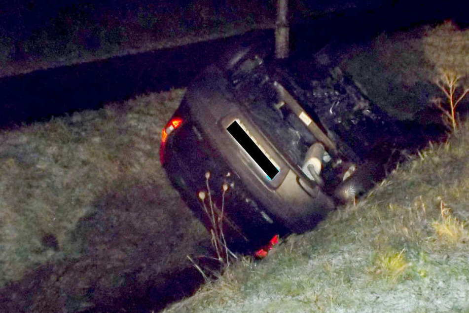 In Hille schleuderte ein Wagen in den Graben und blieb auf dem Dach liegen.