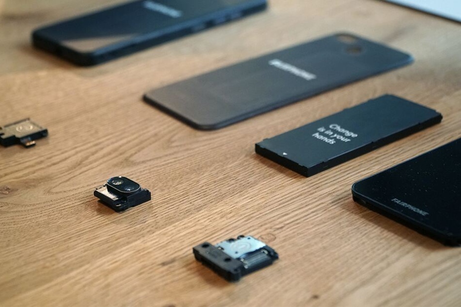 Das Fairphone 3 lässt sich ruckzuck in seine Module zerlegen. Der passende Schraubendreher für dieses Unterfangen gehört zum Lieferumfang.