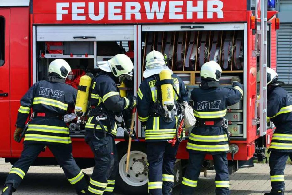 Mit zwei Fahrzeugen und 23 ehrenamtlichen Einsatzkräften führte die Feuerwehr den Einsatz aus, bei dem sie sehr unschön empfangen wurden. (Symbolbild)
