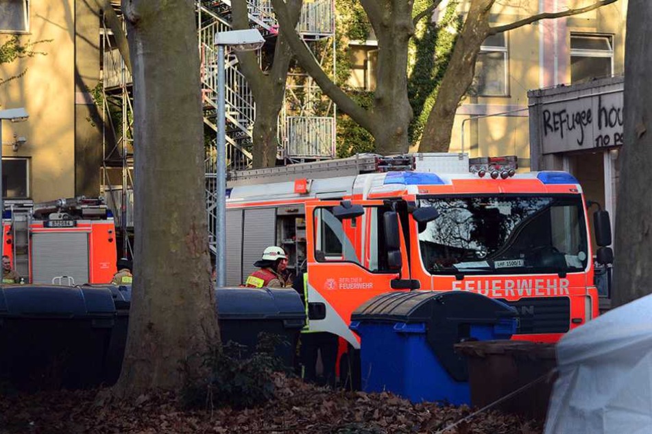 Die Feuerwehr steht vor der Schule auf der Ohlauer Straße.