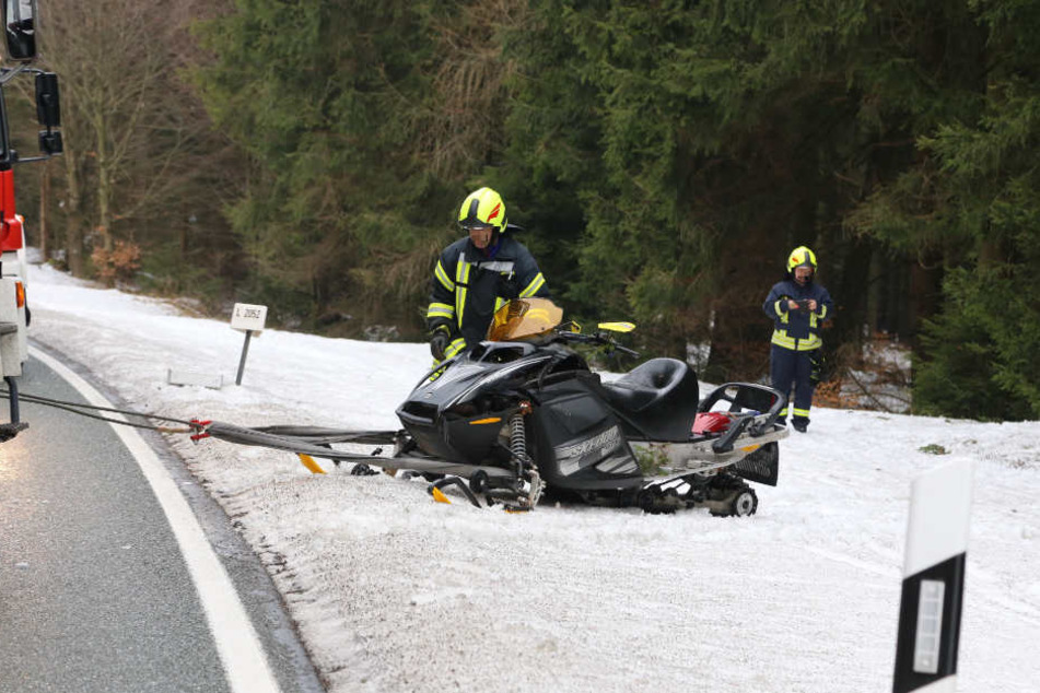 Die Feuerwehr barg das Schneemobil.