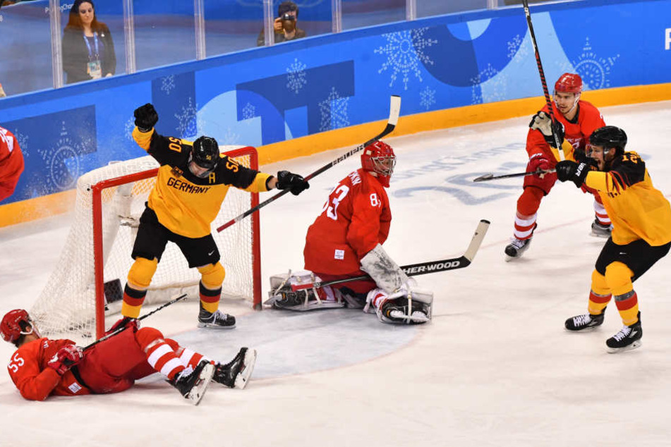 Hier zappelt der Puck zum 1:1 bereits im Tor: Felix Schütz (re.) hat abgezogen, der russische Keeper sich den Puck selbst eingeschenkt.
