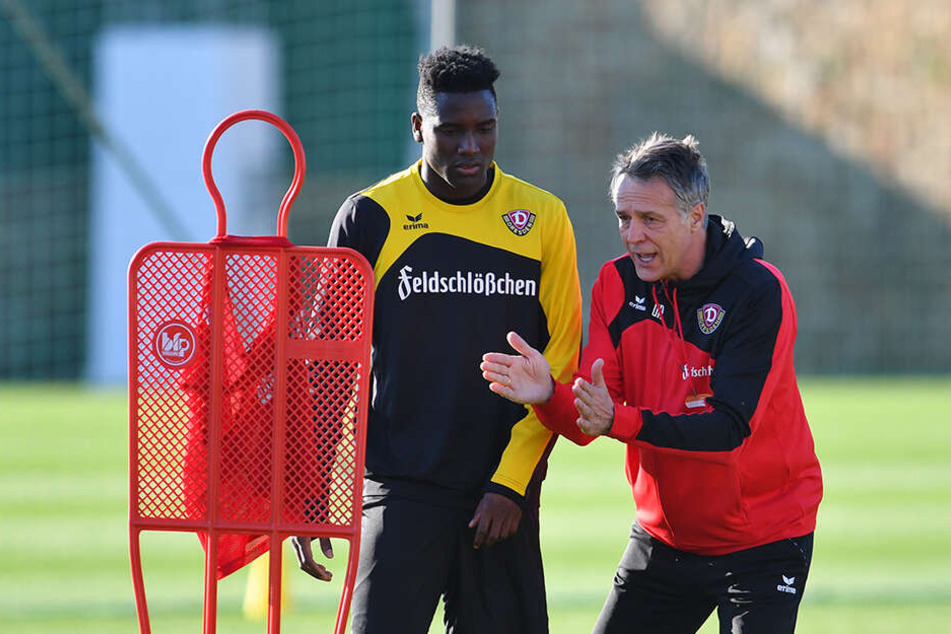 Ein Bild vergangener Tage: Der frühere Dynamo-Coach Uwe Neuhaus (rechts) erklärt Angreifer Peniel Mlapa, was er von ihm erwartet.
