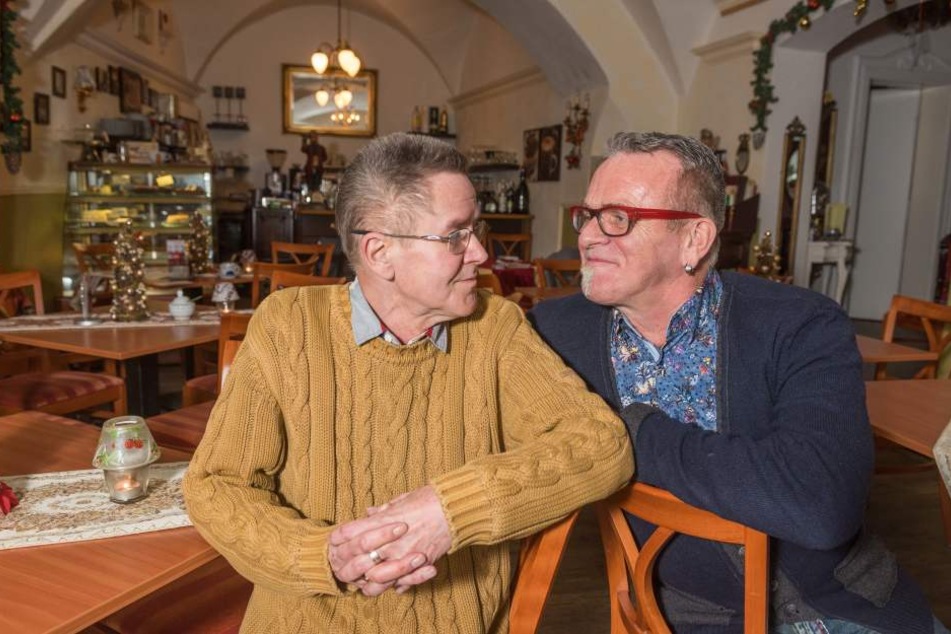 Ullrich Baudis (61, r.) und Bernd Warkus (66) schließen ihr Kaffeehaus am Marktplatz in Meißen zum Monatsende.