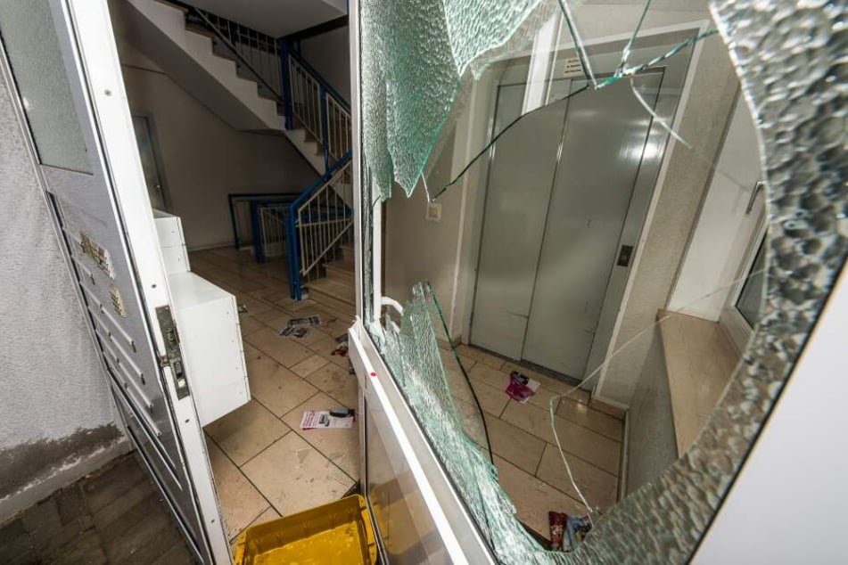 Die Eingangstür war zerschlagen, das Treppenhaus voll mit Blutflecken.