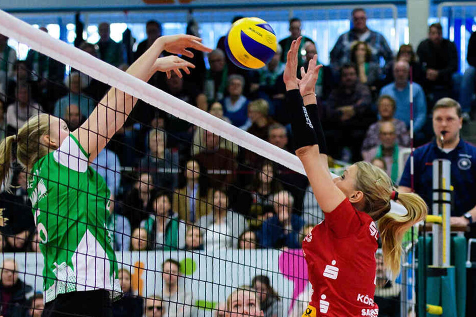 Zuspielerin Mareen Apitz (re.) bekam die goldene MVP-Medaille.