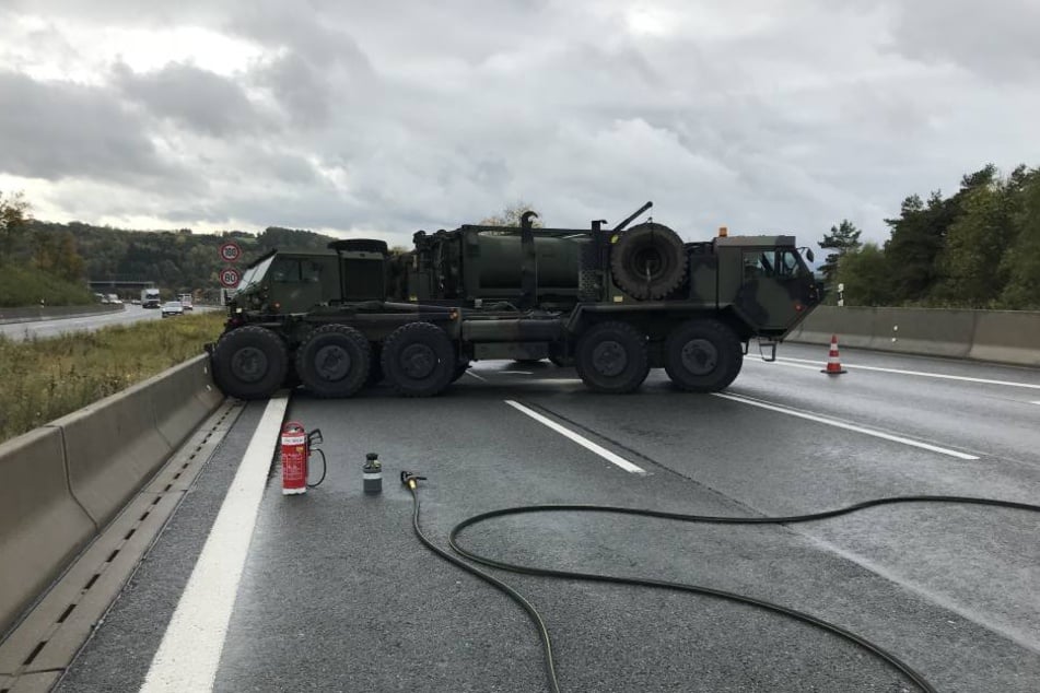 Auf der A9 blockierten zwei Militärlaster die Fahrbahn.