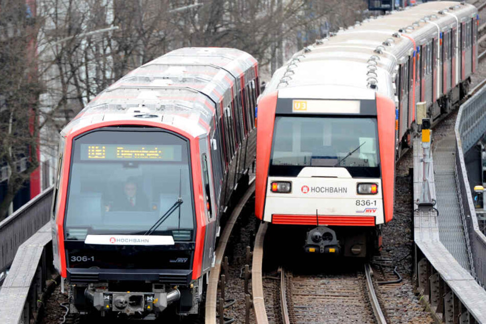 Zwei Bahnen fahren aneinander vorbei.