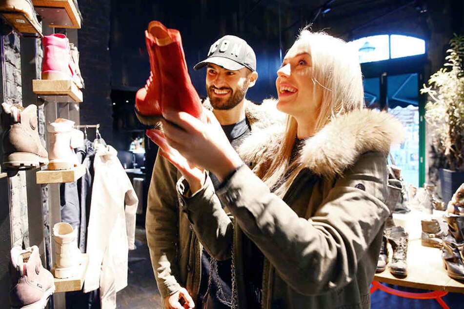 Schicke Schuhe ziehen Frauen magisch an, da ist auch Nicos Freundin Lisa keine Ausnahme.